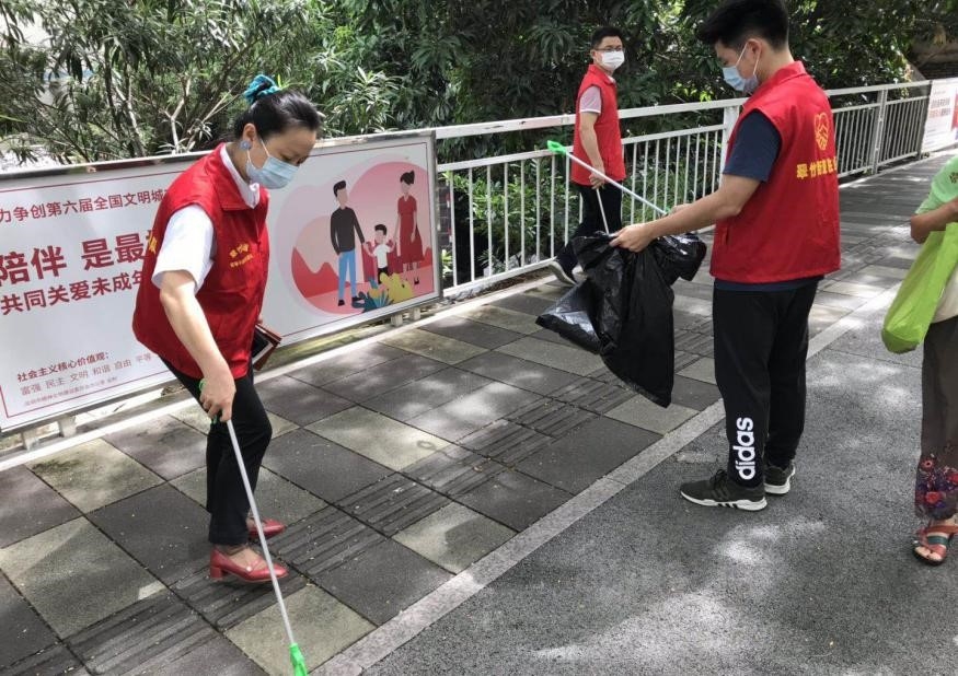 第一书记谢颖同志在清洁卫生