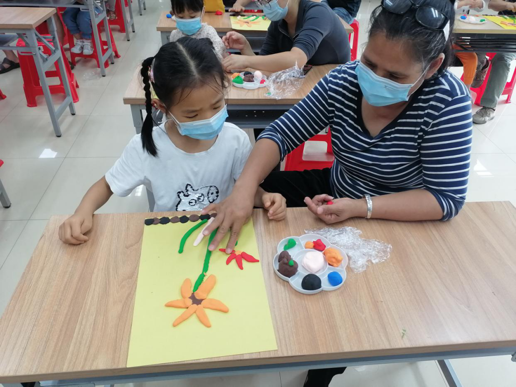 家长带领孩子制作粘土花朵