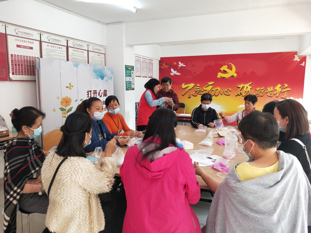 图二：组员们齐刷刷认真串珠中呀.jpg