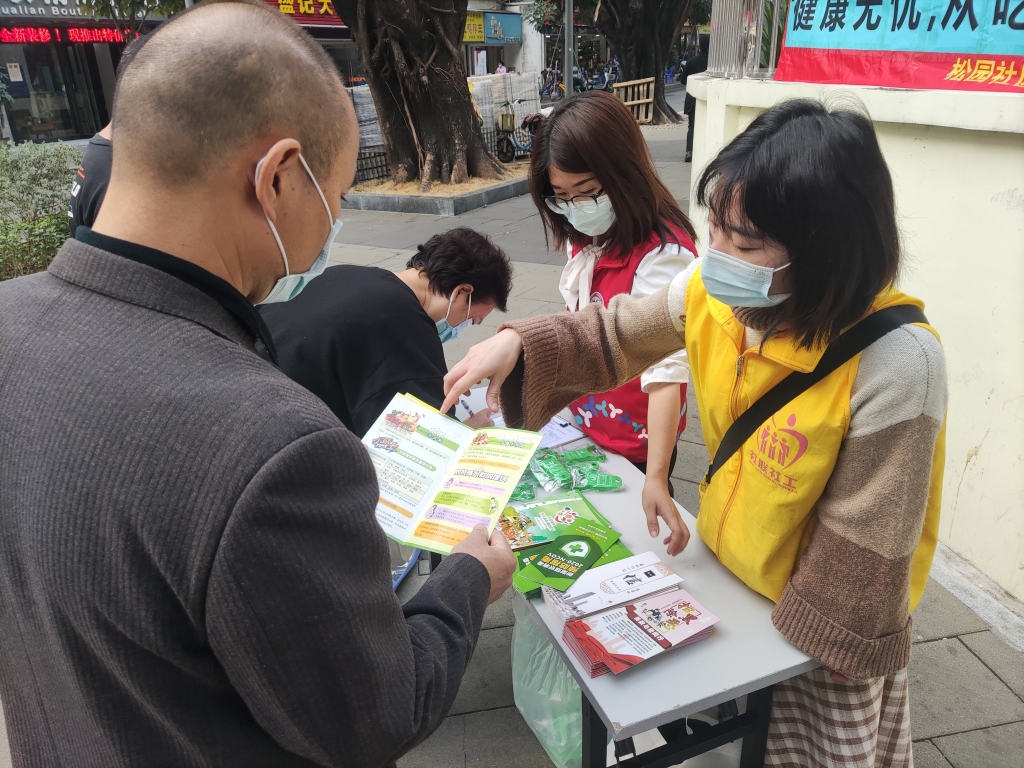 图2：社工向居民派发和讲解折页.jpg