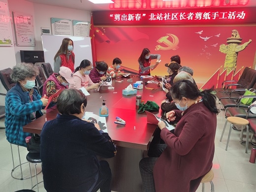 工作人员耐心引导长者.jpg