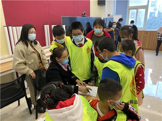 参加者分组讨论游戏策略.jpg
