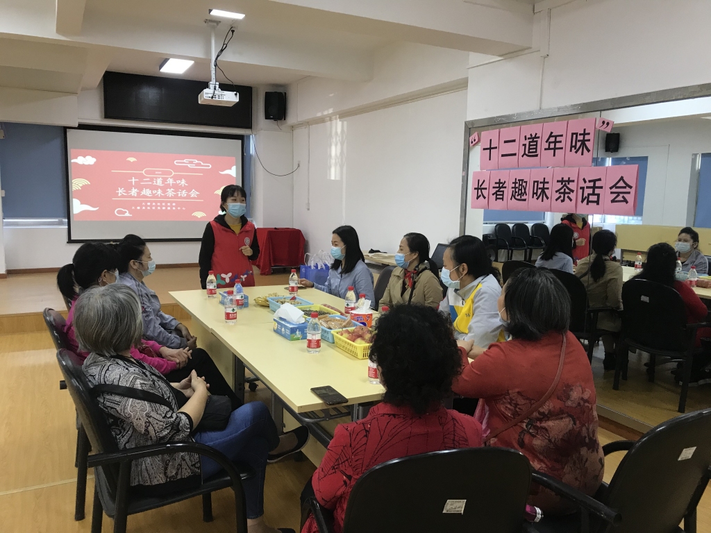 1社工向大家介绍活动的内容及流程等.jpg