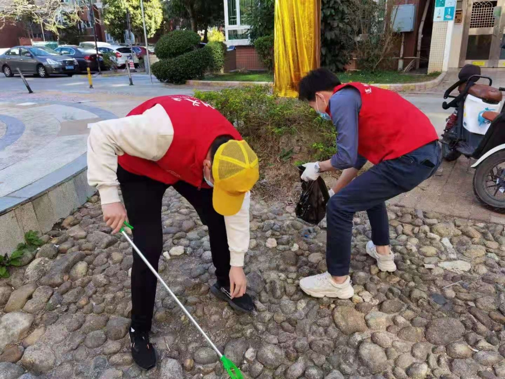 党员志愿者参与大扫除活动.jpg