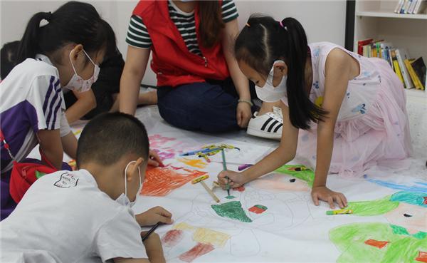 儿童绘制10米长卷 向祖国的生日献礼