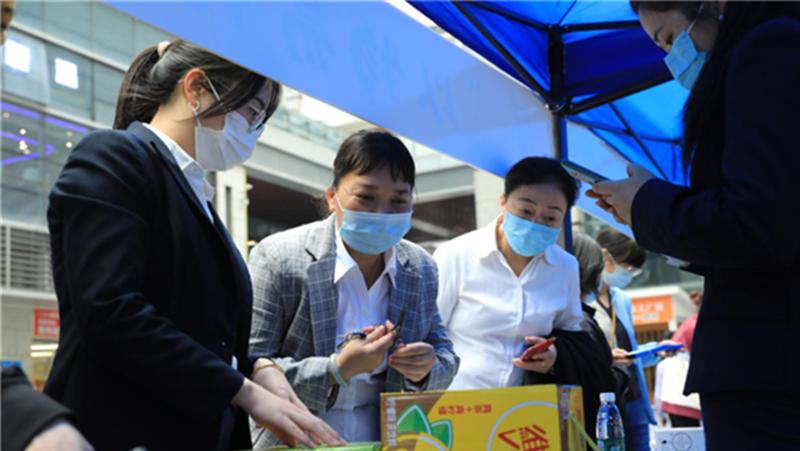 市民现场“淘宝”，黄贝街道“社区换享市集”活动让闲置物品循环利用