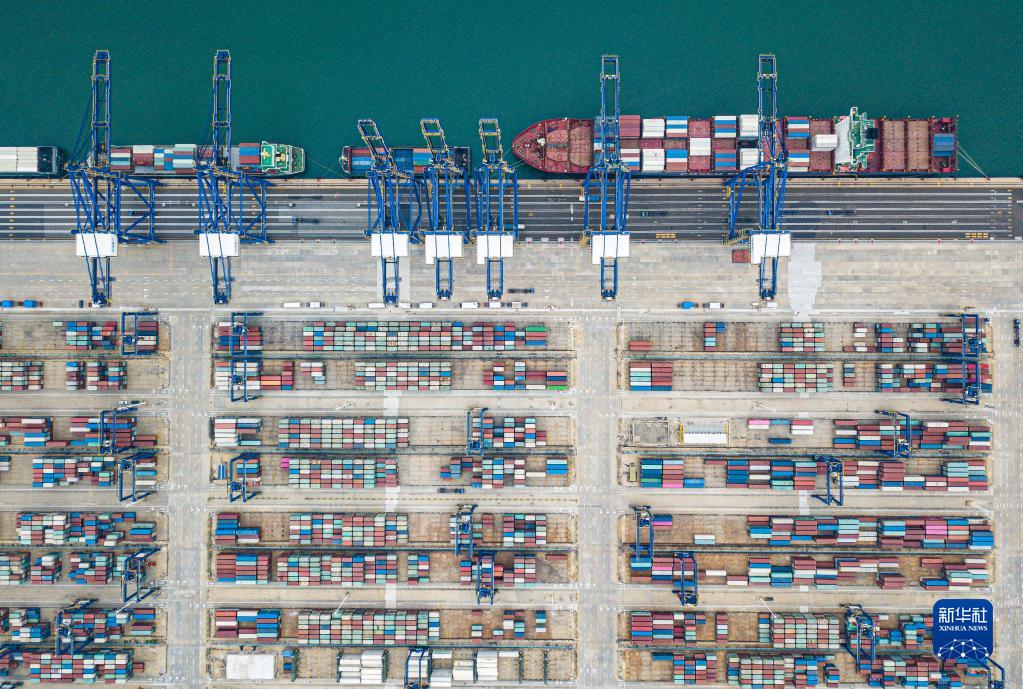 海南洋浦国际集装箱码头一景（2022年11月5日摄，无人机照片）。新华社记者 蒲晓旭 摄
