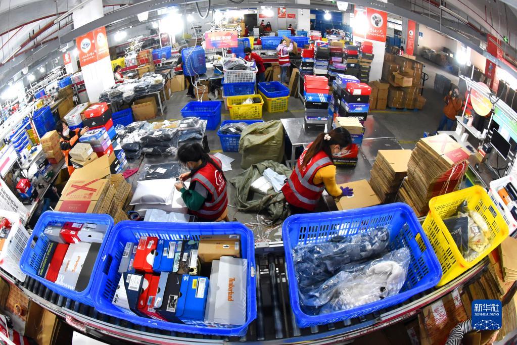  工人在江苏省连云港市海州区天马电商产业园按照订单分拣货品（2022年11月11日摄）。新华社发（耿玉和 摄）
