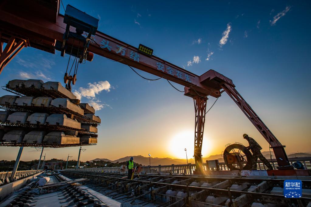 工人在新建福（州）厦（门）铁路湄洲湾跨海大桥施工（2022年4月8日摄）。新华社记者 周义 摄