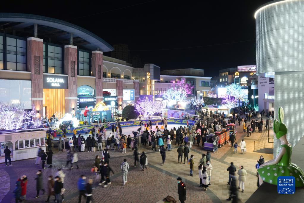 市民在北京市朝阳区蓝色港湾购物中心购物休闲（2022年12月24日摄）。新华社记者 鞠焕宗 摄
