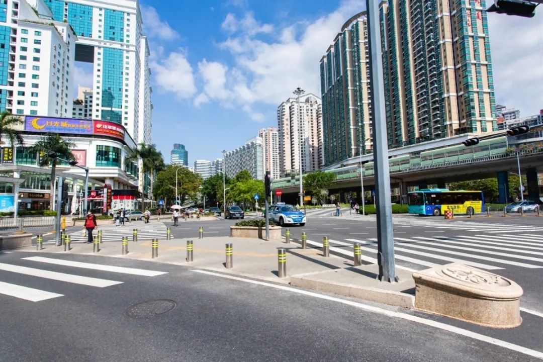 人民南路渠化岛整治后